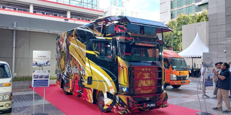 Pesona Modifikasi Mitsubishi Fuso Canter, Bodi Full Airbrush dan Hidrolik