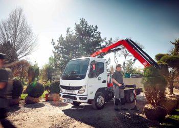 Tampil Beda, Fuso eCanter Jadi Truk Flatbed Dilengkapi Crane
