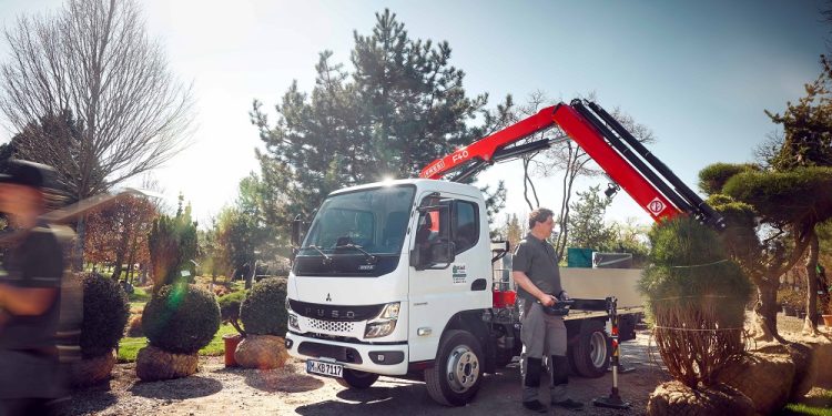 Tampil Beda, Fuso eCanter Jadi Truk Flatbed Dilengkapi Crane
