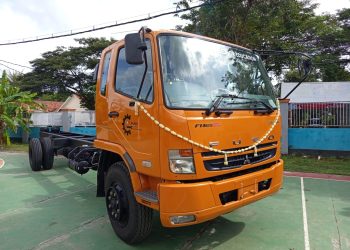 Jadi Bahan Praktik, Mitsubishi Fuso Donasikan Satu Unit Truk Fighter ke SMK Negeri 1 Kamal
