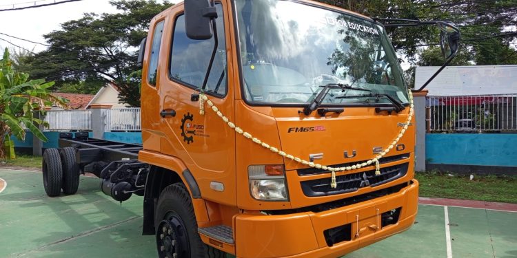 Jadi Bahan Praktik, Mitsubishi Fuso Donasikan Satu Unit Truk Fighter ke SMK Negeri 1 Kamal