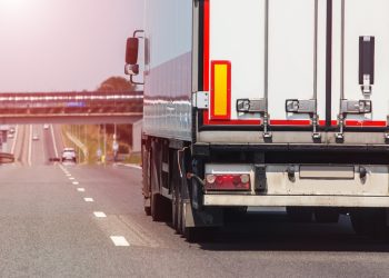 Bukan Sekadar Hiasan, Ini Alasan Setiap Truk Wajib Punya Stiker Reflektor