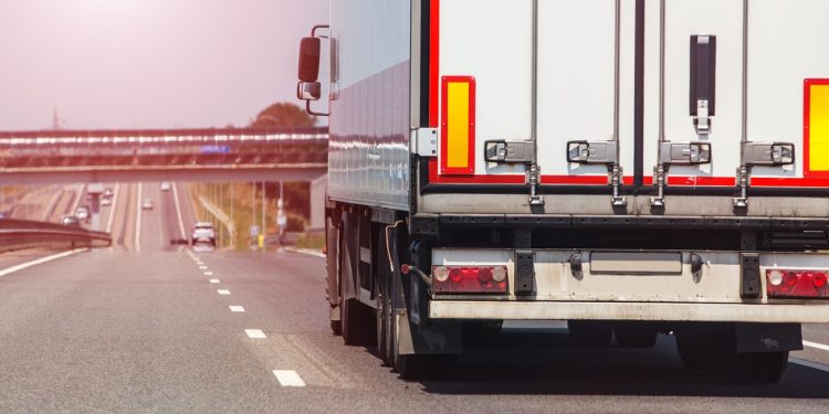 Bukan Sekadar Hiasan, Ini Alasan Setiap Truk Wajib Punya Stiker Reflektor