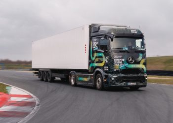 Truk Listrik Mercedes-Benz eActros 600 Akan Jalan Mundur Lebih Dari 100 Km Tanpa Henti, Bidik Gelar Guinness World Records