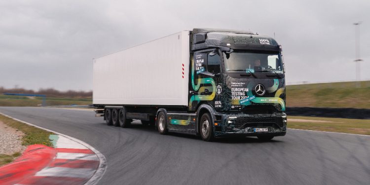 Truk Listrik Mercedes-Benz eActros 600 Akan Jalan Mundur Lebih Dari 100 Km Tanpa Henti, Bidik Gelar Guinness World Records