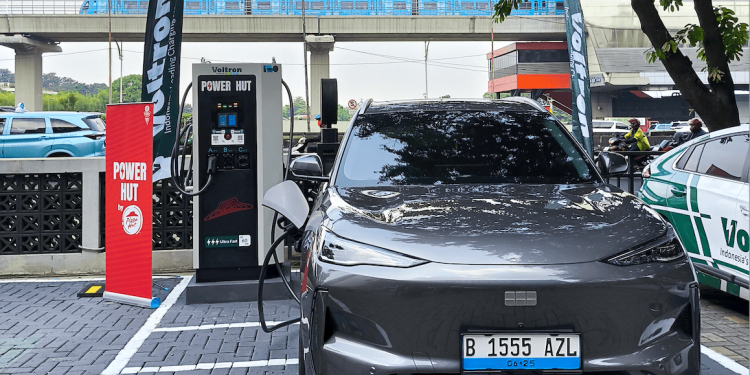 Jalin Kolaborasi, Geely Sediakan Fasilitas Charging dari Voltron di Seluruh Diler