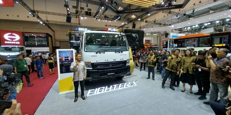 Dukungan Terhadap Industri Logistik, Mitsubishi Fuso Kenalkan Tractor Head Fighter-X FM65F di GIIAS 2025