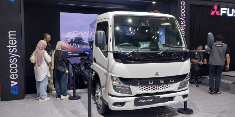 Dukungan Terhadap Konsumen Fuso eCanter di Jabodetabek, EV Mobile Charger Dibekali Peralatan Lengkap
