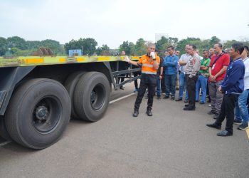Korlantas Polri Berikan Pelatihan Bagi Pengemudi Truk Angkutan Berat