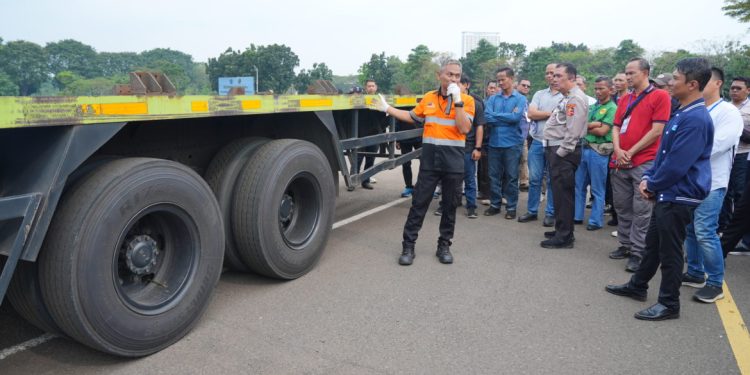 Korlantas Polri Berikan Pelatihan Bagi Pengemudi Truk Angkutan Berat