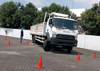 Memahami Blind Spot dan Teknik Pengereman Truk Lewat Isuzu Safety Driving