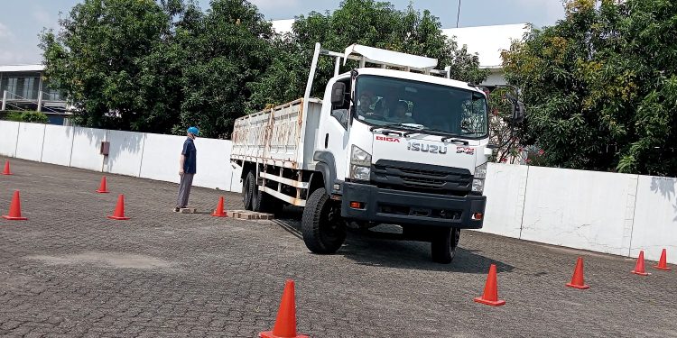 Memahami Blind Spot dan Teknik Pengereman Truk Lewat Isuzu Safety Driving