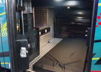 Tren Tempat Istirahat Sopir Bus di Dekat Bagasi Bawah