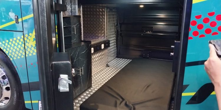 Tren Tempat Istirahat Sopir Bus di Dekat Bagasi Bawah