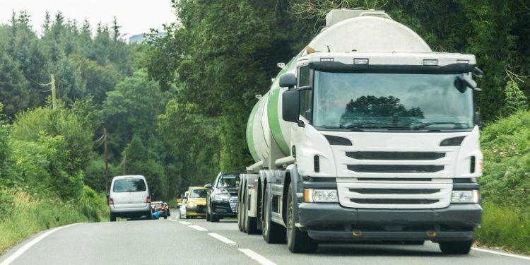 6 Jurus Jitu Bagi Pengemudi Truk saat Terjebak Macet di Tanjakan