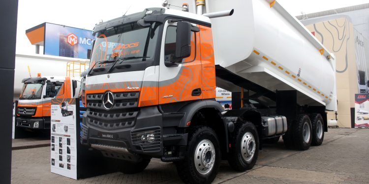 Rahasia di Balik Ketangguhan Truk Mercedes-Benz, DCVI Latih Mekanik dan Berikan Layanan Purna Jual Terbaik