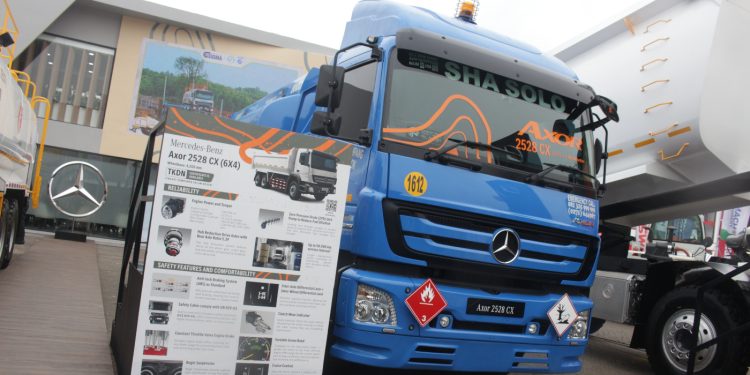 Gandeng Aweco, Mercedes-Benz Axor 2528 CX 6×4 Jadi Solusi Tangguh Untuk Distribusi BBM di Area Tambang