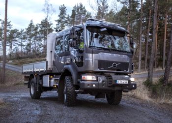 Volvo Luncurkan Truk Tangguh FL 4×4, Siap Terabas Medan Tersulit
