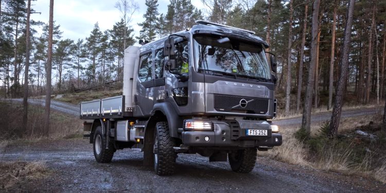 Volvo Luncurkan Truk Tangguh FL 4×4, Siap Terabas Medan Tersulit