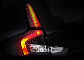Suzuki XL7 Hybrid Alpha Kuro Siap Mengaspal dengan Tampilan Hitam Gahar, Ini Harganya