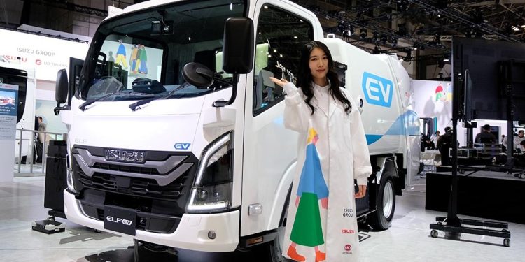 JMS 2025: Isuzu Hadirkan Konsep Modular VCCC Hingga Mesin Multi-Fuel Masa Depan!