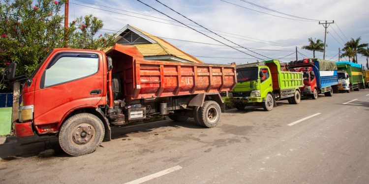 Supir Truk Kelelahan Boleh Berhenti di Bahu Jalan Tanpa Ditilang? Ini Batas Aturan dan Sisi Humanis Polisi