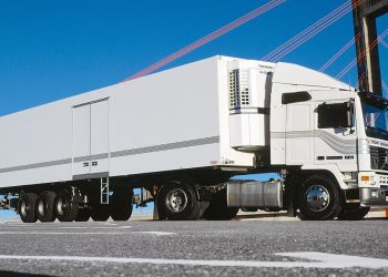 Bukan Sekadar Truk, Ini Cara Volvo Trucks Mengubah Dunia Transportasi dengan Inovasi Keselamatan Revolusioner