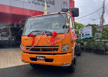 Dukung Pendidikan di Bidang Otomotif, Mitsubishi Fuso Fighter Dijadikan Alat Praktik Pelajar SMK Bali
