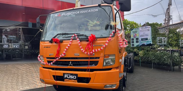 Dukung Pendidikan di Bidang Otomotif, Mitsubishi Fuso Fighter Dijadikan Alat Praktik Pelajar SMK Bali
