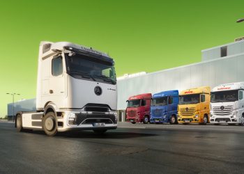 Melampaui Aturan! Seluruh Truk Mercedes-Benz Pakai ‘Mata Ketiga’ dan Rem Darurat Super Canggih Mulai Tahun Depan