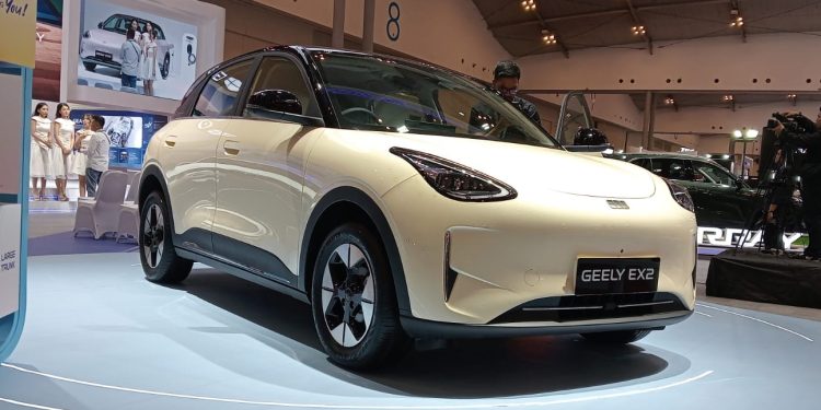 Geely EX2 Bersolek di GJAW 2025, Resmi Buka Pre-Book dan Siap Dirakit Lokal!