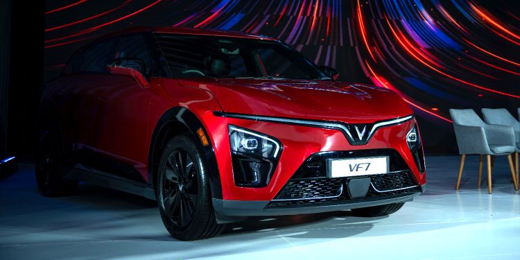 Dari Sutradara hingga Pesepak Bola, Ini Alasan 7 Tokoh Hebat Kepincut Performa Sporty VinFast VF 7