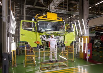 Melihat dari Dekat Proses Perakitan Truk dan Sasis Bus Hino