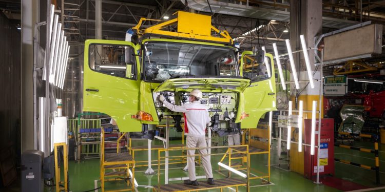 Melihat dari Dekat Proses Perakitan Truk dan Sasis Bus Hino