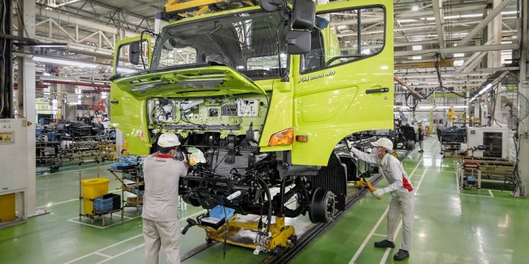 Hino Sebut Produksi Terganggu Imbas Impor Truk China