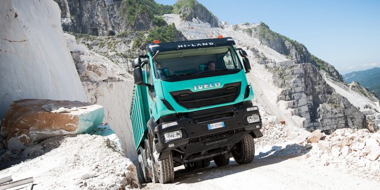 Membaca Tipuan Medan, Ini Alasan Mengemudi Truk Heavy Duty Tak Hanya Andalkan Insting