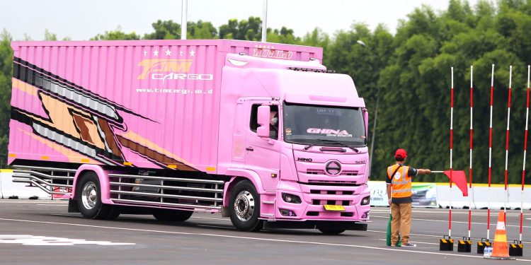 Hino, Urat Nadi Logistik yang Menghubungkan Sabang hingga Merauke Selama 43 Tahun