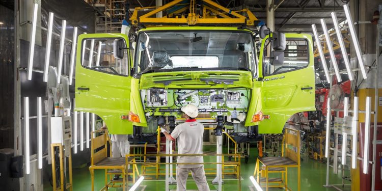 Dari Purwakarta untuk Dunia: Konsistensi Hino Membangun Industri Kendaraan Niaga Nasional