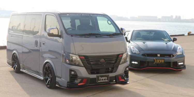 Bukan Sembarang Mobil Travel! Nissan Caravan Ini Disulap Jadi ‘Kembaran’ GT-R Nismo