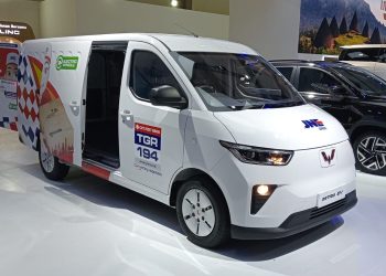 Biaya Cas Cuma Rp190 Ribu untuk 500 Km, JNE Tangerang Borong 10 Unit Wuling Mitra EV!