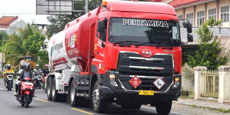 Astra UD Trucks Sah Jadi ‘Benteng’ Distribusi BBM Pertamina Patra Niaga!