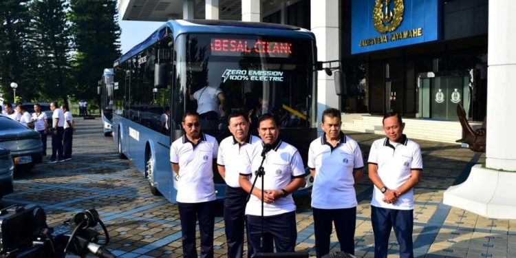 TNI AL Perdana Operasikan Bus Listrik untuk Angkutan Personel