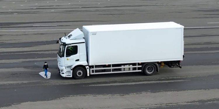 Truk Mercedes-Benz Actros 4×2 Rigid Raih Skor Nyaris Sempurna di Uji Tabrak Euro NCAP