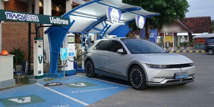 Baterai Masih 30% Tapi Mobil Listrik Sudah Kasih Sinyal? Ini 5 Alasan Mengapa Harus Berhenti!