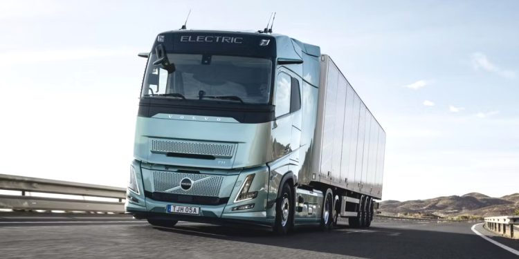 Jarak Tempuh Truk Listrik Volvo FH Aero Electric Kini Melebihi Jakarta-Surabaya Sekali Cas!
