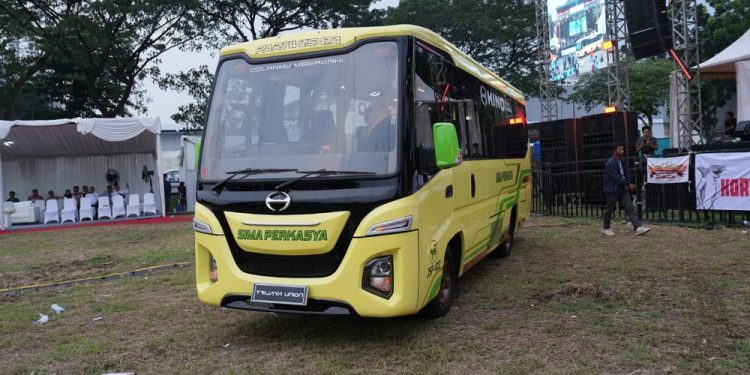 Pakai Bodi dari Karoseri Trijaya Union, Hino Serahkan Satu Unit Bus 115 SDBL ke PO Sima Perkasya