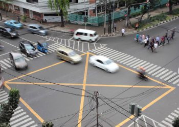 Mengenal Fungsi Yellow Box Junction yang Ada di Persimpangan Jalan