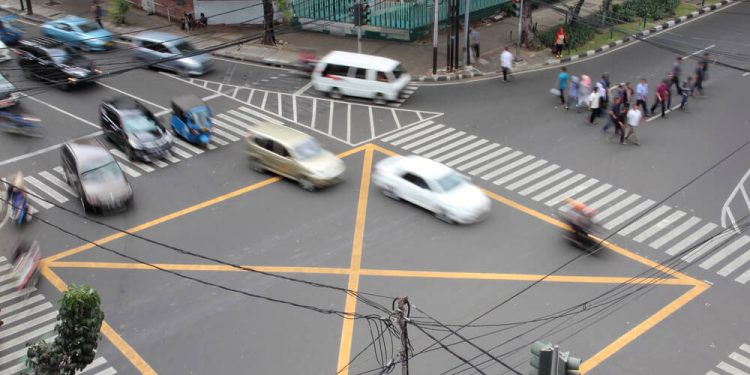 Mengenal Fungsi Yellow Box Junction yang Ada di Persimpangan Jalan