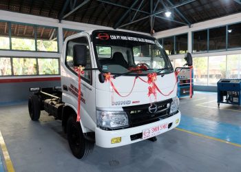 Jadi Bahan Praktik, Hino Serahkan Truk 300 Series ke SMKN 5 Makassar