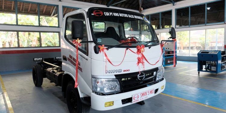 Jadi Bahan Praktik, Hino Serahkan Truk 300 Series ke SMKN 5 Makassar